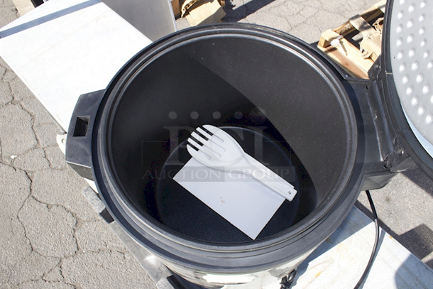 BRAND NEW SCRATCH AND DENT! Avantco RC3060 60 Cup (30 Cup Raw) Electric Rice Cooker / Warmer - 120V, 1750W - Image 4 of 6