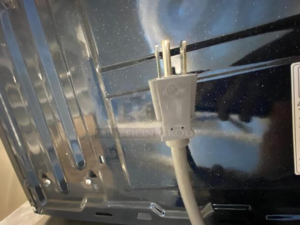 Brand New Samsung Scratch & Dent Microwave  - Image 4 of 6