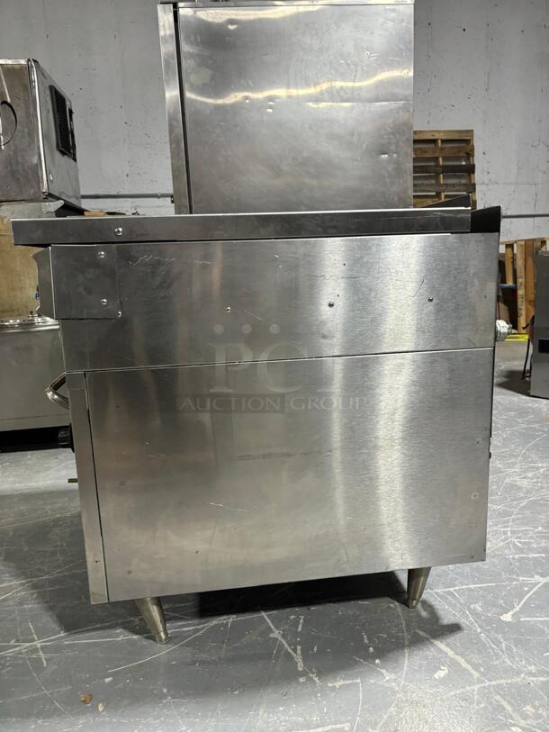 Montague model 136XLB/M14-14.0 Legend Heavy Duty Induction Range with gas oven

 - Image 5 of 5