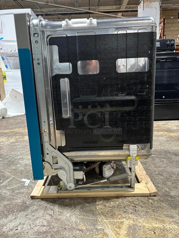 Brand New scratch & dent GE Dry Boost Top Control 24-in Built-In BRAND NEW Dishwasher With Third Rack (Fingerprint-resistant Stainless Steel) ENERGY STAR, 45-dBA
 - Image 3 of 5