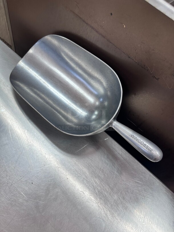 Clean! Winco AS-85 85 oz Aluminum Scoop NSF - Image 1 of 7