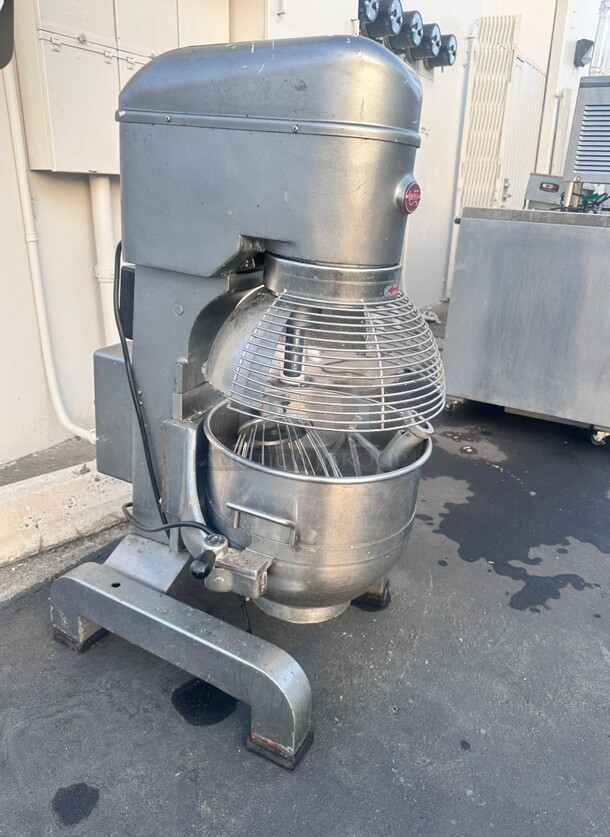 Late Model Avantco MX30H 30 Qt. Planetary Floor Mixer with Guard- 120V, 1 3/4 hp Working - Image 5 of 7