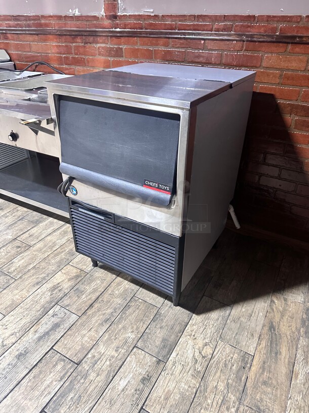 Late Model Hoshizaki KM-161BAJ 23 3/4W Crescent Cube Undercounter Ice Machine - 163 lbs/day, Air Cooled, ADA Wokring - Image 5 of 7