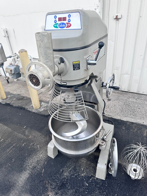 Late Model Globe SP40 40 qt Commercial Heavy Duty Planetary Dough Mixer - Floor Model, 2 hp, 220v, 3ph NSF Tested and Working 