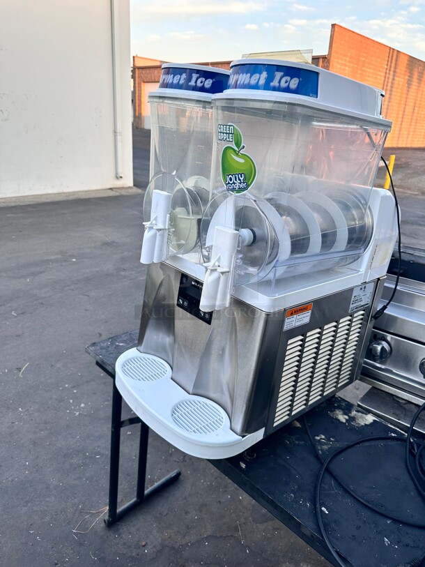 Bunn 58000.0015 Ultra 2 White and Stainless Steel Double 3 Gallon Slushy Machine - 120V Tested and Working - Image 5 of 8