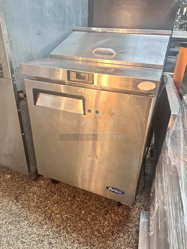 Working Atosa MSF8301GR Atosa Sandwich/Salad Top Refrigerator One-section 27  W X 30D X 44H - Image 5 of 8
