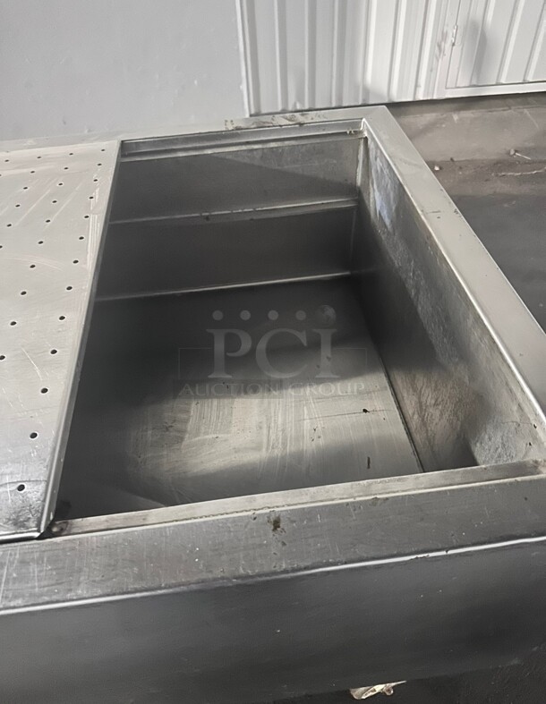 Commercial  36 inch x 31 inch Underbar  Ice Bin w/ 155 lb Capacity - Insulated, Stainless On Wheels - Image 4 of 8
