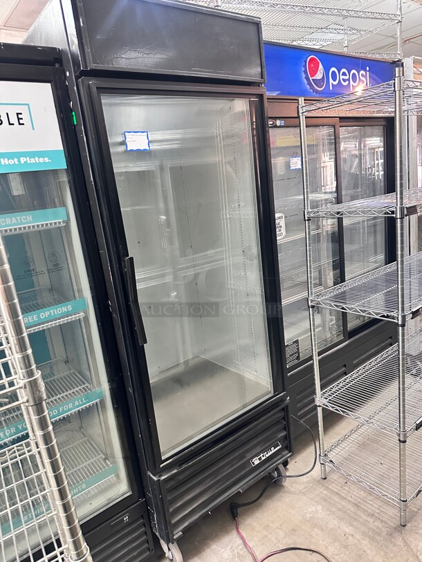 True GDM-26 30"  One Section Glass Door Merchandiser Black, 115v Tested and Working - Image 3 of 8