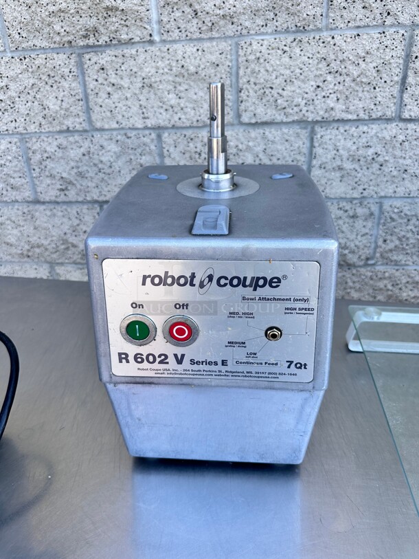 Robot Coupe R602VV Combination Continuous Feed Food Processor with 7 Qt. Only The Base - Image 6 of 9