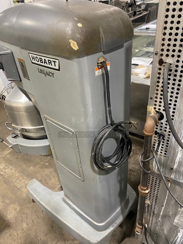 Hobart Legacy Commercial Heavy Duty 60Qt Planetary Mixer! With Mixing Bowl And Bowl Guard! With Spiral Hook And Paddle Attachments! Model: HL600 SN: 311352095 200/240V 60HZ 1/3 Phase - Image 4 of 11