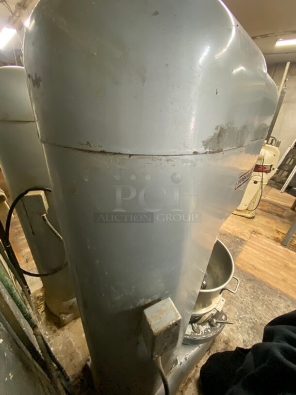Hobart 80qt Commercial Floor Style Planetary Dough Mixer w/ Stainless Steel Mixing Bowl! Working When Removed! MODEL 8802 200V   - Image 4 of 7