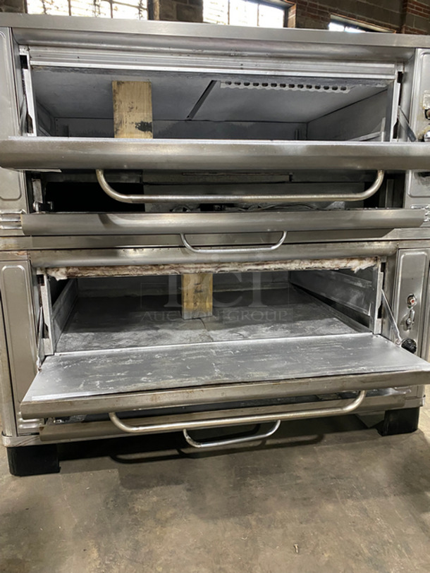 FANTASTIC! Blodgett Commercial Natural Gas Powered Double Deck Pizza Oven! All Stainless Steel! On Legs! 2x Your Bid Makes One Unit! Model: 1048-C-L-B SN: 039007281101 - Image 5 of 11