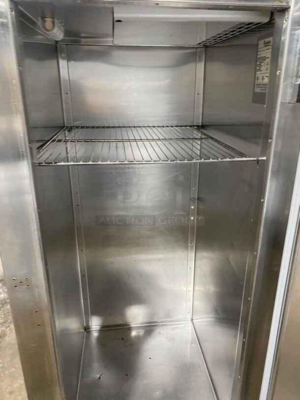 Nice Traulsen AllStainless Steel Commercial Single Door Reach In Cooler w/ Poly Coated Racks on Commercial Casters. 115 Volts, 1 Phase Model: RHT132WREFHS - Image 5 of 8