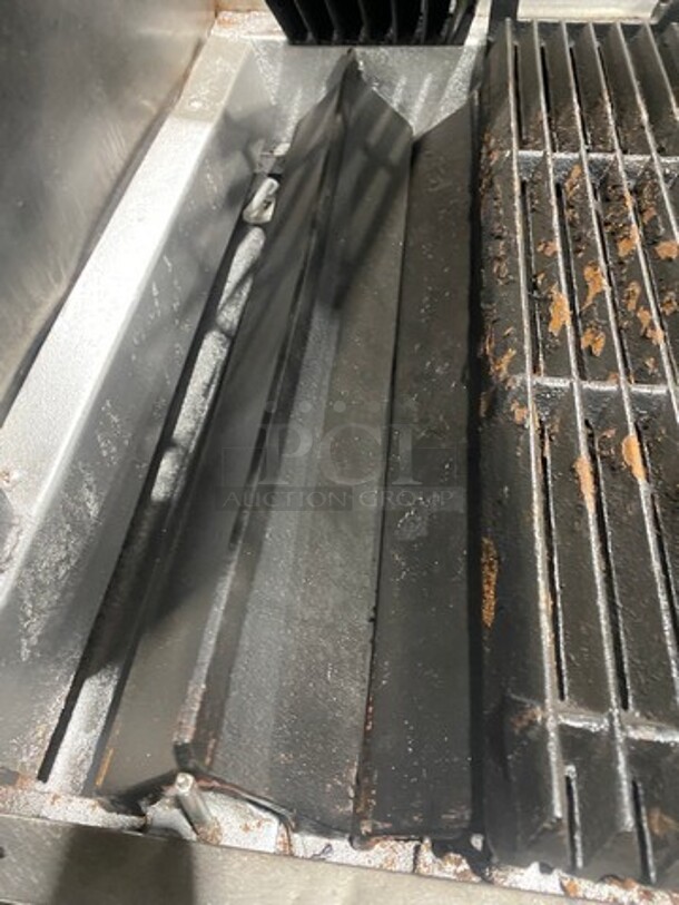 MagiKitch'n Commercial Natural Gas Powered Char Grill! With Back And Side Splashes! With Shelf Storage Space Underneath! All Stainless Steel! Model: FMRMB24 SN: 99119445 - Image 6 of 10