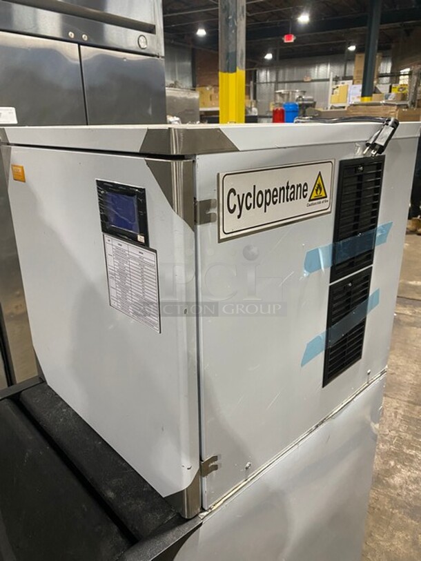 SWEET! Like New! Late Model 2023! Vevor Commercial Ice-Making Machine! With Ice Storage Bin Attached Underneath! All Stainless Steel! With Ice Scooper! On Legs!  115V! Model: LB440TA SN: D2371011972A040651! Working When Removed! - Image 6 of 11