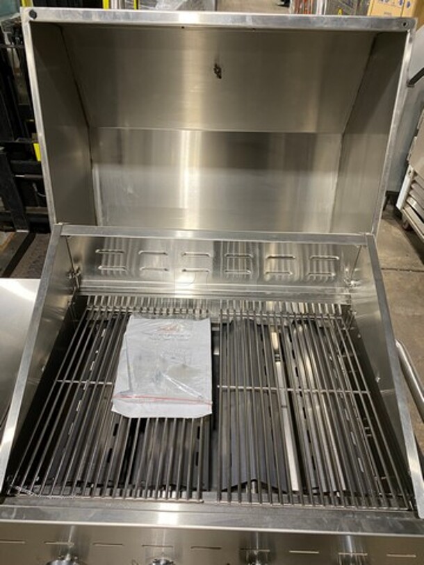 NEW! Sierra LP Powered Outdoor Grill! With Hinged Lid! Open Storage Space Underneath! Solid Stainless Steel! On Casters! Model: SRBQ30 SN: 200802934 - Image 5 of 9
