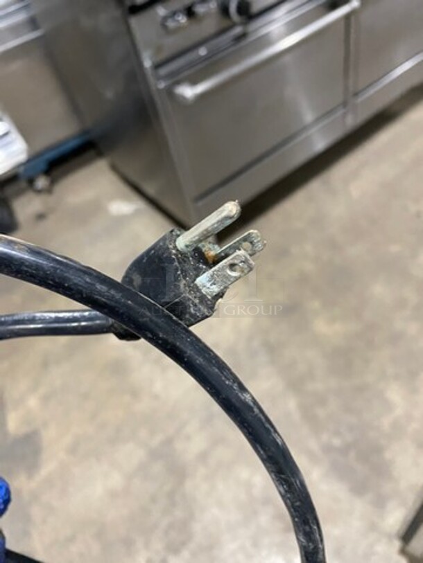 2010 Leader Commercial Refrigerated Bakery Display Case Merchandiser! With Curved Front Glass! With Rear Access Doors! Stainless Steel Body! Model: RHDL48 SN: PT10M1682D 115V 60HZ 1 Phase - Image 8 of 8