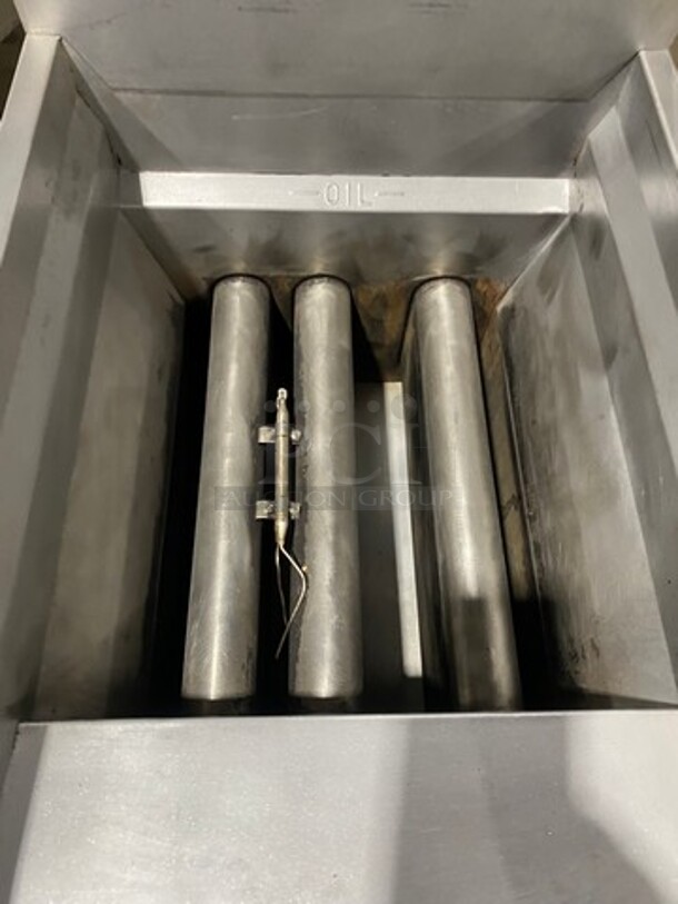 WOW! Vulcan Commercial Natural Gas Powered Deep Fat Fryer! With Frying Baskets! All Stainless Steel! On Castors! Working When Removed! Model: 1VEG35M1 SN: DV1157324 - Image 5 of 9