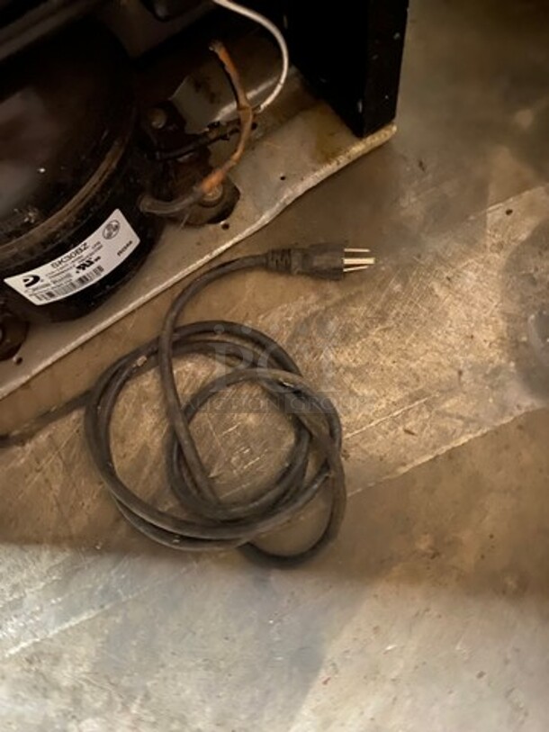 Frigidaire Mini Fridge! With Clear Poly Shelves! Model: BFPH31M6LM SN: KA01061133 115V - Image 7 of 7