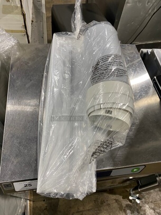 NEW! OUT OF THE BOX! SCRATCH-N-DENT! DeLonghi Portable Air Conditioner, Dehumidifier Fan With Heater Unit! 14,000 BTU! Model: PACAN140HPEW 115V - Image 7 of 7