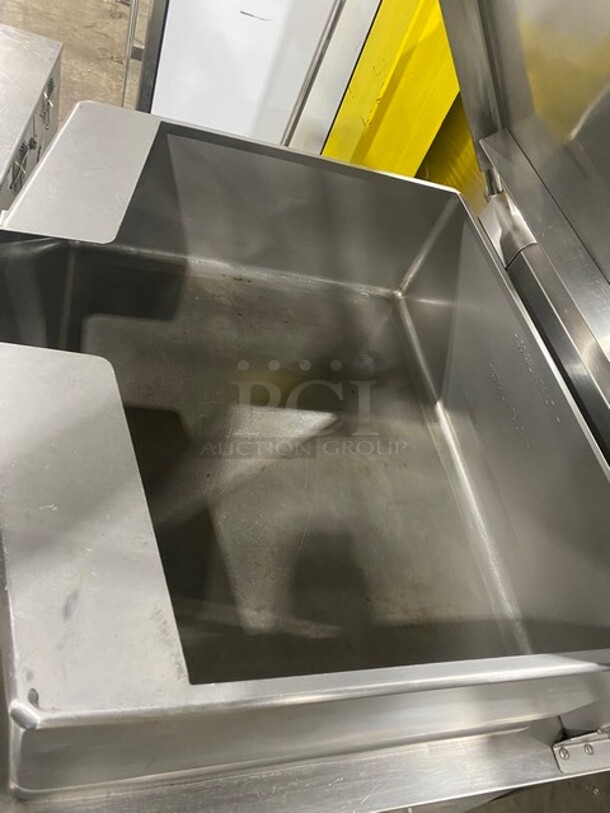 Vulcan Commercial Natural Gas Powered 30 Gallon Tilt Skillet/Braising Pan! All Stainless Steel! On Legs! WORKING WHEN REMOVED! Model: VG30 SN: 271155756 - Image 5 of 8
