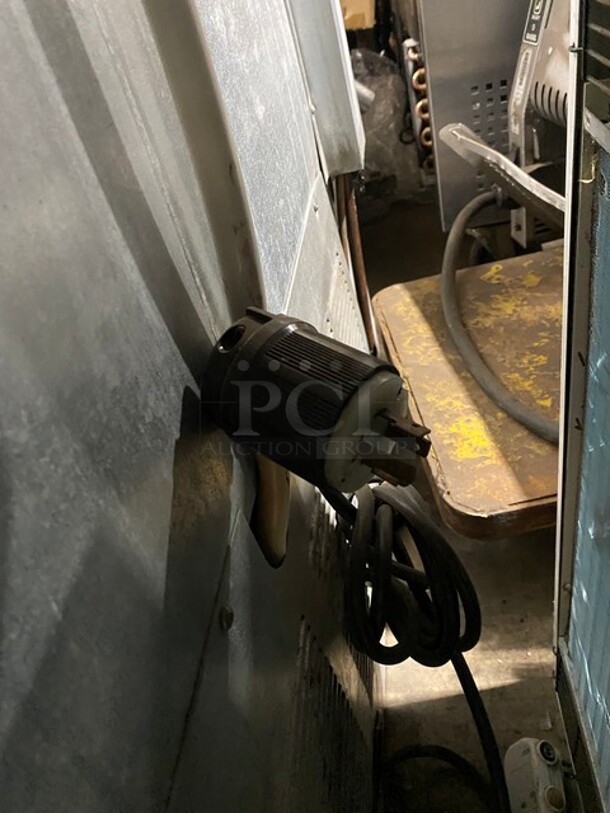 MASTER-BILT Metal Commercial 2 Door Reach In Freezer Merchandizer! MODEL:BLG-48HD SN:LV486729! - Image 8 of 8