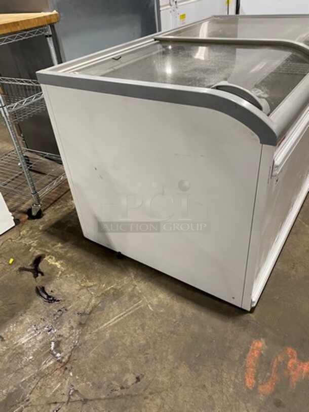 AHT Commercial Reach Down Chest Freezer Display Merchandiser! Model: PARIS145 SN: 40990900000112 110/120V 60HZ 1 Phase - Image 3 of 7