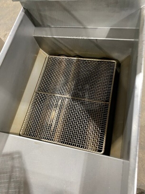 Pitco Frialator Commercial Natural Gas Powered Deep Fat Fryer! With Single Frying Basket! All Stainless Steel! On Legs! Model: 40CSS SN: G05AB050486 - Image 5 of 10
