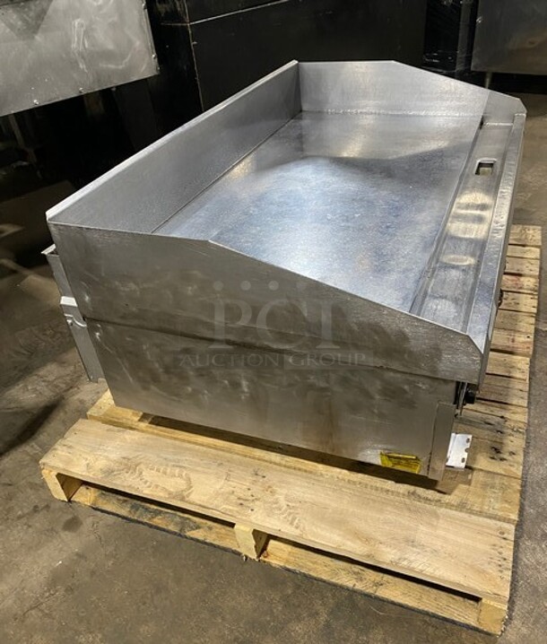 Sweet! Lang Commercial Countertop Natural Gas Powered Mirror Shine Polish Top Flat Top Griddle! With Back And Side Splashes! All Stainless Steel! MODEL 2486CNATSH SN:GT2480818A0001  - Image 3 of 10