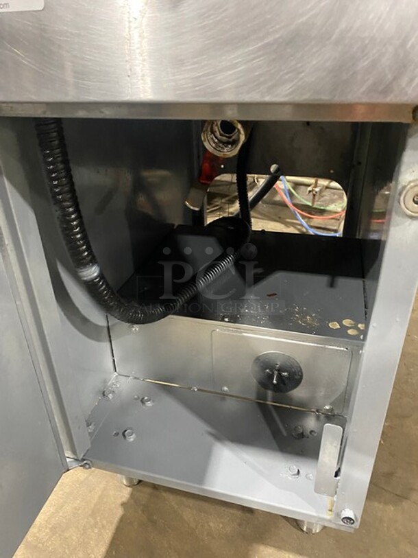 USR Cookline Stainless Steel Commercial Floor Style Deep Fat Fryer w/ 2 Metal Fry Baskets on Legs! - Image 6 of 7