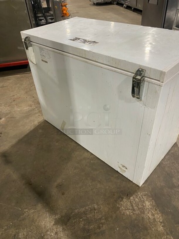 Commercial Reach Down Chest Freezer/ Cooler! With Hinged Top Lid! Model: CFCE09SW SN: 1D60190058 115V 60HZ 1 Phase - Image 4 of 8