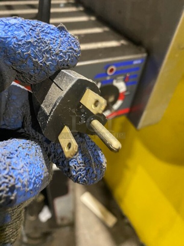 APW Wyott Commercial Countertop Hot Dog Roller Grill! All Stainless Steel! Model: HRS755T SN: 817961705208 208/240V 60HZ 1 Phase - Image 8 of 8