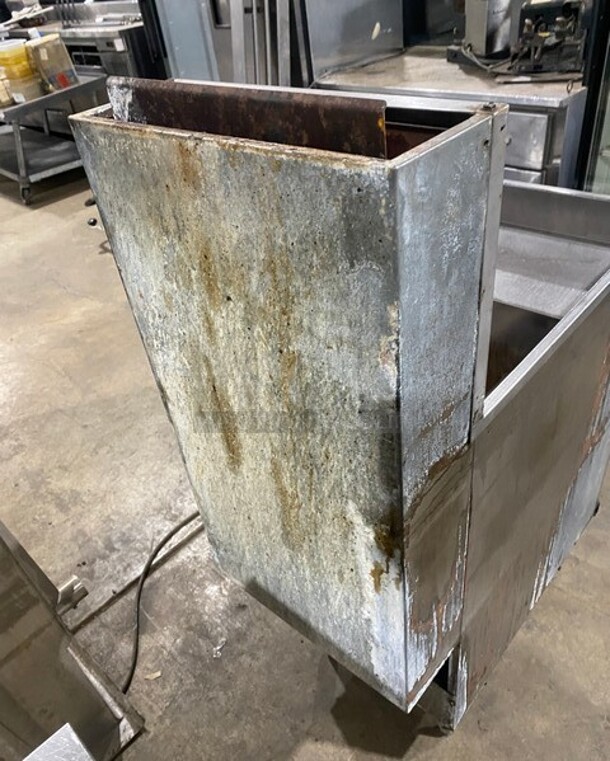 Pitco Commercial Natural Gas Powered 40 LBS Deep Fat Fryer! With BacK Splash! Stainless Steel! On Legs! MODEL 40D SN:G16KC080297 115v - Image 3 of 8