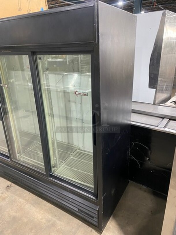 True Commercial 3 Door Reach In Cooler Merchandiser! With View Through Doors! Poly Coated Racks! Model: GDM69 SN: 4009937 115V 60HZ 1 Phase - Image 2 of 9