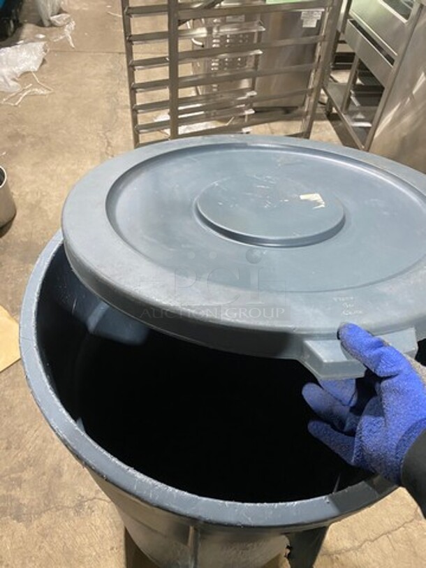 Grey Poly Trash Can! With Lid! On Dolly! - Image 6 of 8
