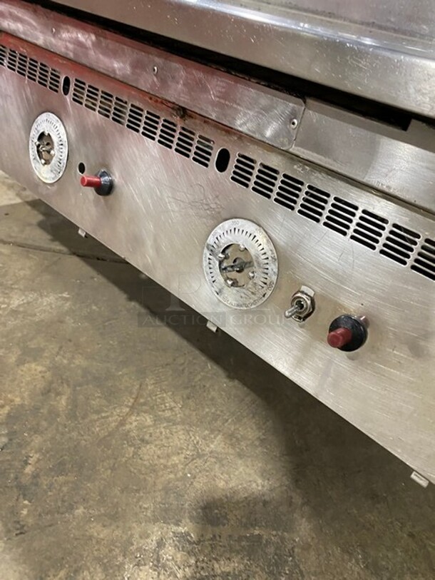 Lang Countertop Thermostatic Control Natural Gas Powered Mirror Shine Top Flat Top Griddle! With Back And Side Splashes! All Stainless Steel! On Small Legs! - Image 6 of 8