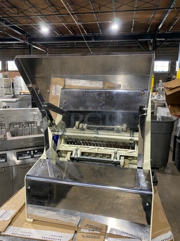 SWEET! Doyon Commercial Countertop Bread Loaf Slicer! Model: SM302 SN: DYN1201065 120V 60HZ 1 Phase - Image 3 of 11