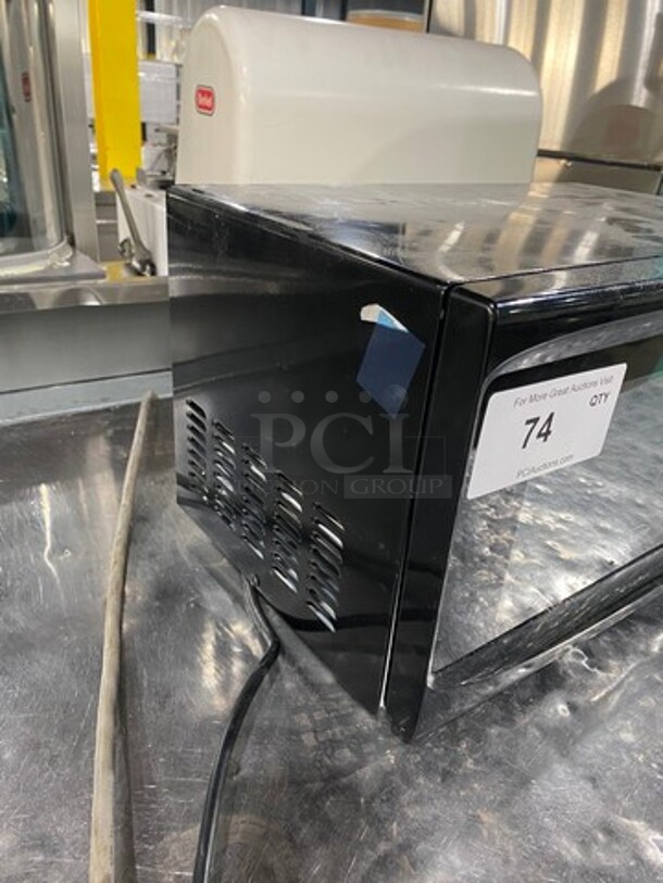 LATE MODEL! 2019 Sunbeam Countertop Microwave Oven! Model: SGS10702 120V 60HZ 1 Phase - Image 2 of 8