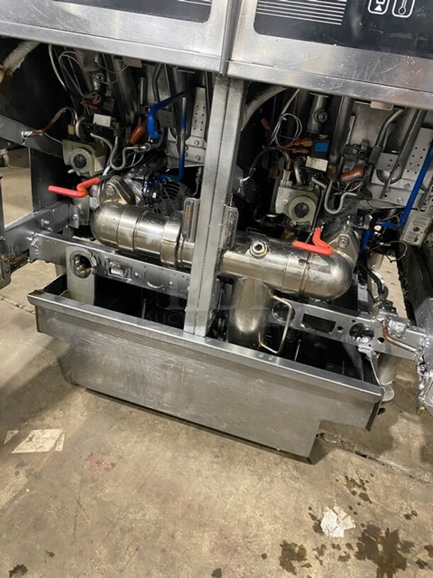 Pitco Frialator Stainless Steel Commercial Natural Gas Powered 2 Bay Deep Fat Fryer w/ 4 Metal Fry Baskets! On Commercial Casters! MODEL SSH55   - Image 7 of 11