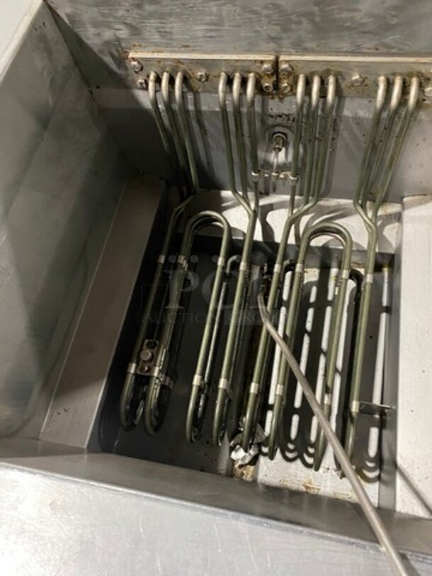 Pitco Solstice Commercial Electric Powered Deep Fat Fryer! With Backsplash! All Stainless Steel! Front Legs & Back Casters! WORKING WHEN REMOVED! Model: SEF184 SN: E08FA018388! 208V 60HZ! - Image 5 of 9