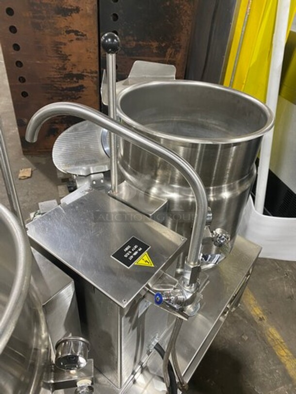 LIKE NEW! Cleveland Commercial Electric Powered Jacketed Tilting Soup Kettle! On Equipment Stand! All Stainless Steel! On Legs! WORKING WHEN REMOVED! Model: TKET12T SN: 111123050377A, 111123050377B! 240V 60HZ 3 Phase! - Image 6 of 12