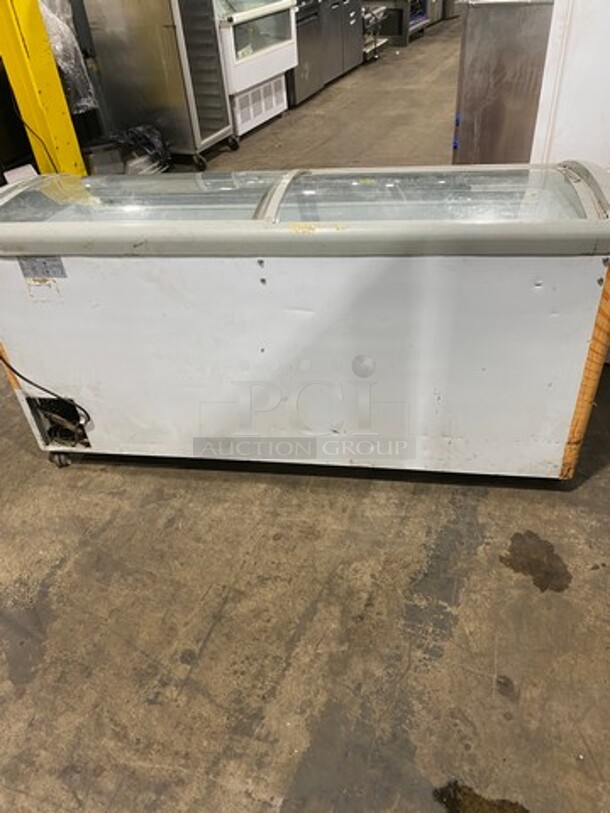 Commercial Reach Down Chest Freezer Display Case Merchandiser! Model: SD575 115V 60HZ 1 Phase - Image 3 of 9