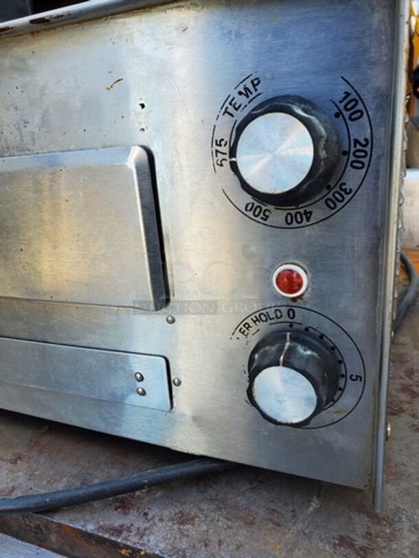 Wisco 560D Commercial Countertop Electric Pizza Oven 120V, 1700Watts  - Image 4 of 6