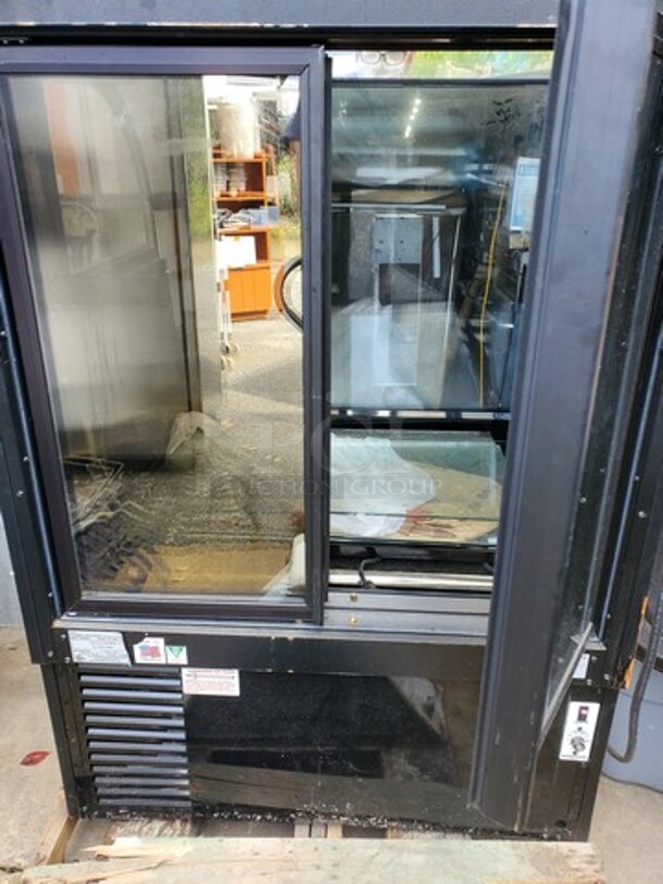 Federal Industries CGR 3652 3FT Refrigerated Display Case
Good Working Condition
120 V
60 Hz
1 PH - Image 4 of 11