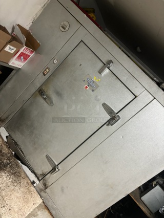 Mr Winter Walk In Box w/ Compressor and Cancoil Evaporator Fan. Picture of the Unit Before Removal Is Included In the Listing.