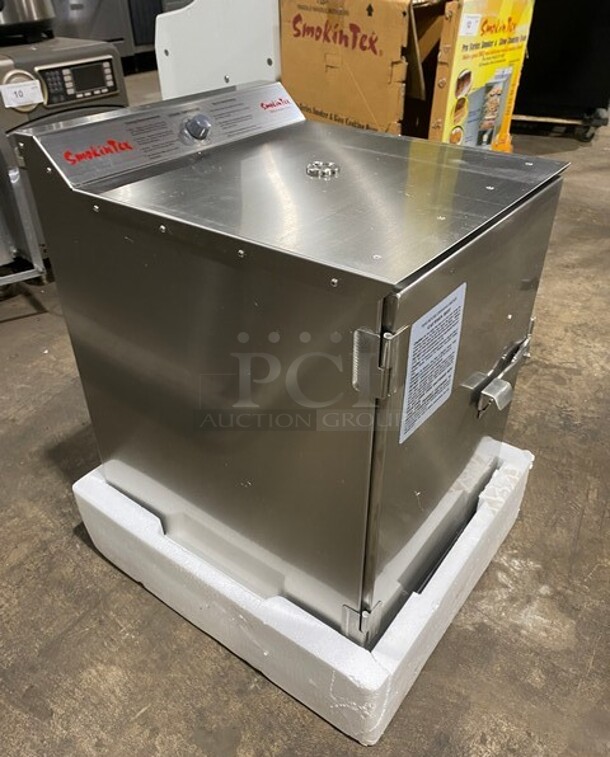 BRAND NEW IN THE BOX! Smokin Tex Electric Powered Insulated Pro Series Smoker/Slow Cooking Oven! Model 1400! SN: 140014908064 Real Wood Flavor! 110V 1 Phase! On Casters! - Image 5 of 9