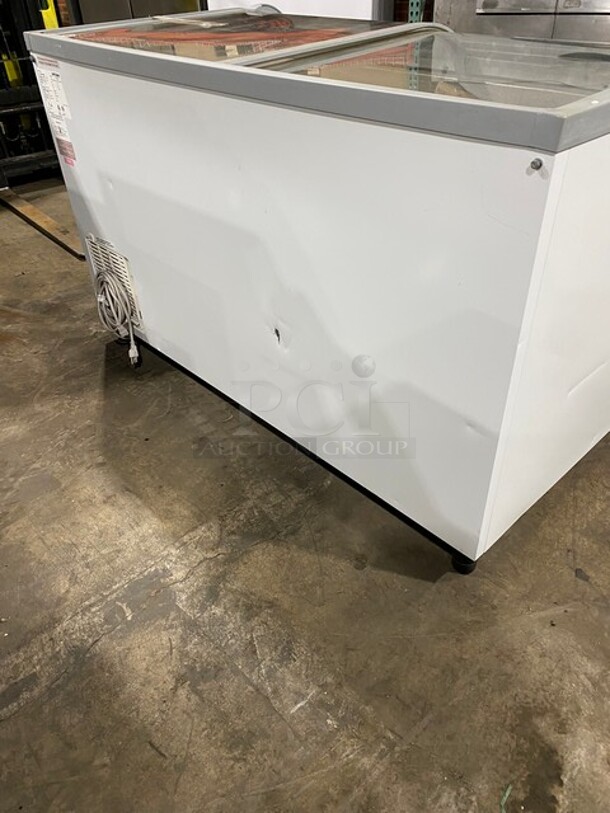 AHT Commercial Reach Down Chest Freezer Display Merchandiser! Model: PARIS145 SN: 40990900000069 110/120V 60HZ 1 Phase - Image 4 of 9