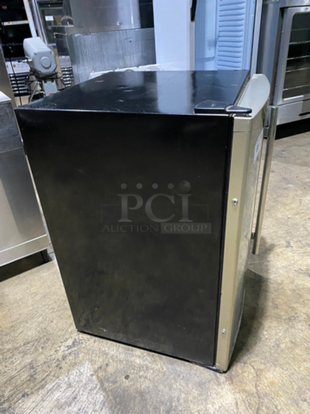 Magic Chef Commercial Single Door Mini Wine Cooler Merchandiser! With View Through Door! Model: MCWC45MCG 115V 60HZ - Image 2 of 8