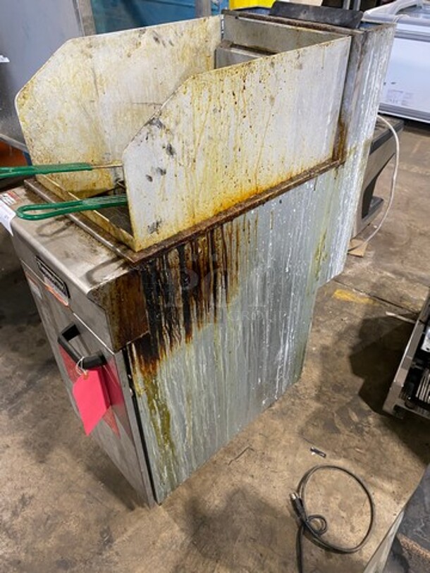 Therma Tek Commercial Natural Gas Powered Deep Fat Fryer! With Side Splashes! With 2 Metal Frying Baskets! All Stainless Steel! On Legs! Model: GF90 SN: 06201544048 - Image 3 of 8