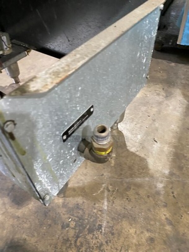 Therma Tek Commercial Natural Gas Powered Deep Fat Fryer! With Side Splashes! With 2 Metal Frying Baskets! All Stainless Steel! On Legs! Model: GF90 SN: 06201544048 - Image 8 of 8